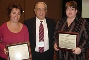 portrait de Nikolas Florakas et les deux premières diplômées