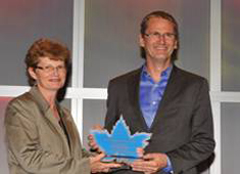 Peter Cowan accepted the award from NRCan CIO Margaret Ahearn on behalf of the team.