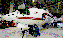 Photo d'un technicien qui inspecte le train d'atterrissage d'un Challenger CC144