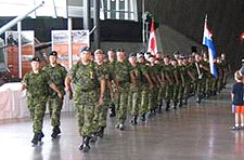 Des militaires défilent à l'intérieur du Musée canadien de la guerre, à Ottawa