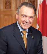 Ceci est une photographie de l'honorable Peter Kent, le ministre de l'Environnement et ministre responsable de l'Agence Parcs Canada.
